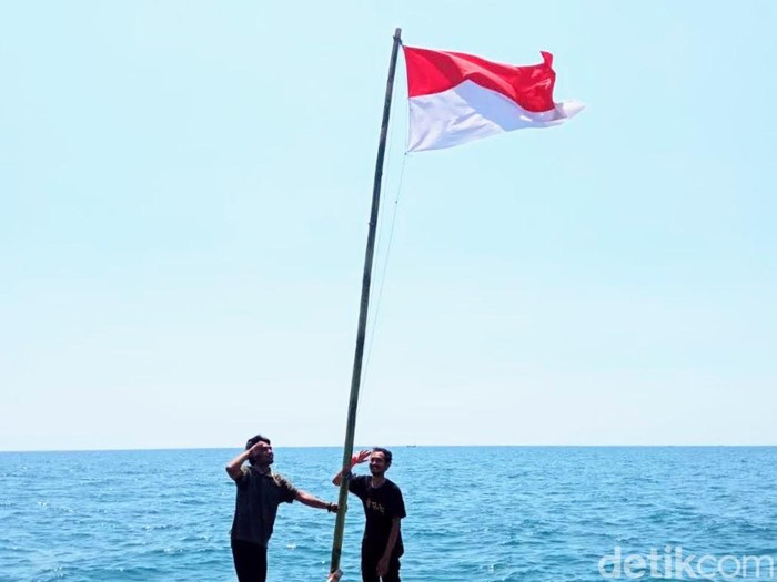 Sejumlah santri Upacara HUT ke-78 RI di tengah laut.