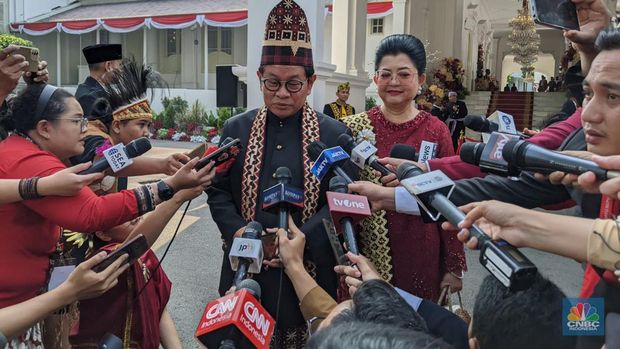 Sekretaris Kabinet Indonesia Pramono Anung Wibowo dengan mengenakan pakaian adat Lampung tiba lokasi Upacara HUT KE 78 di Istana Negara, Jumat (17/8/2023). (CNBC Indonesia/Emir Yanwardhana)
