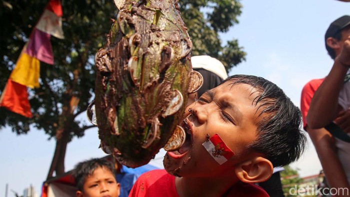 Peserta mengikuti sejumlah perlombaan di kawasan Petamburan, Jakarta, Kamis (17/8/2023). Beragam perlombaan unik dan menarik digelar guna menyemarakkan peringatan HUT ke-78 Kemerdekaan RI.