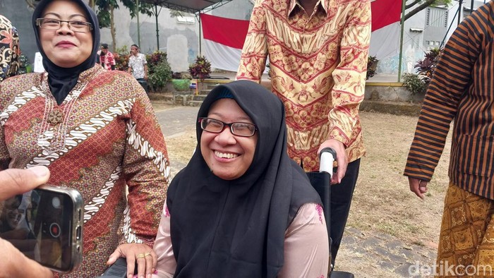 Senyum semringah Susanti, penyandang disabilitas yang menjadi petugas pengibar bendera dalam upacara HUT RI