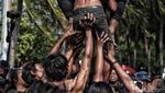 Serunya Lomba Panjat Pinang Kolosal di Ancol
