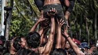 Sebanyak 360 peserta memeriahkan lomba panjat pinang kolosal di kawasan Pantai Festival Ancol. 