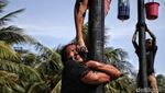 Serunya Lomba Panjat Pinang Kolosal di Ancol