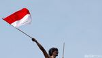 Serunya Lomba Panjat Pinang Kolosal di Ancol