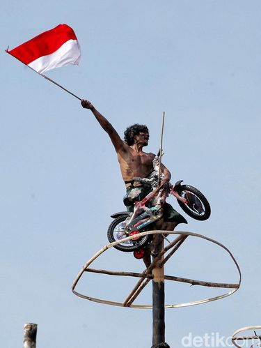 Taman Impian Jaya Ancol menggelar lomba panjat pinang kolosal untuk memeriahkan HUT ke-78 RI, Kamis (17/8/2023).