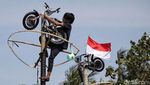 Serunya Lomba Panjat Pinang Kolosal di Ancol