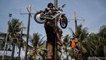 Serunya Lomba Panjat Pinang Kolosal di Ancol