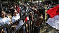 Seorang warga telah berhasil mendapatkan hadiah sepeda. 