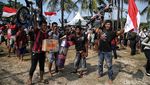 Serunya Lomba Panjat Pinang Kolosal di Ancol