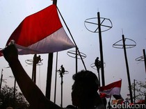 Betapa Serunya Bule-bule Ikut Lomba 17-an, Antusias Masukin Paku ke Botol