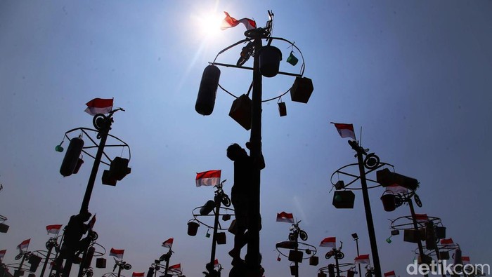 Taman Impian Jaya Ancol menggelar lomba panjat pinang kolosal untuk memeriahkan HUT ke-78 RI, Kamis (17/8/2023).