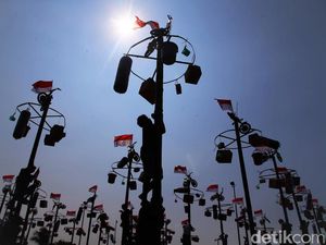 Nyawa Eka Prasetya Melayang Tertimpa Teman Saat Lomba Panjat Pinang
