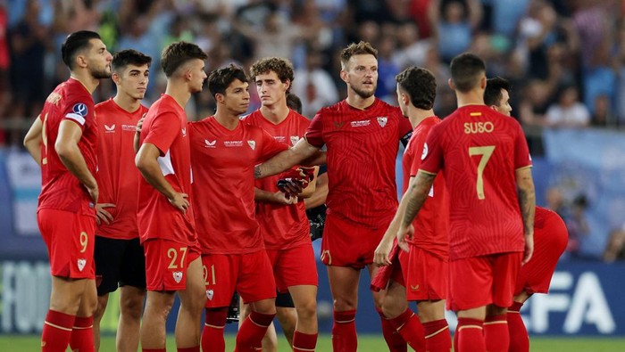 Soccer Football - UEFA Super Cup - Manchester City v Sevilla - Georgios Karaiskakis Stadium, Athens, Greece - August 16, 2023 Sevillas Ivan Rakitic with teammates look dejected after the match REUTERS/Alkis Konstantinidis