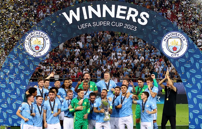 Soccer Football - UEFA Super Cup - Manchester City v Sevilla - Georgios Karaiskakis Stadium, Athens, Greece - August 16, 2023 Manchester Citys Kyle Walker celebrates with the trophy after winning the UEFA Super Cup REUTERS/Stoyan Nenov