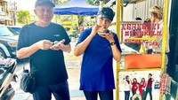 Pada musim mudik lalu, Sri Mulyani dan keluarganya pulang kampung. Di sana ia puas menyantap jajanan semasa kecil sambil bernostalgia. Foto: Instagram/smindrawati