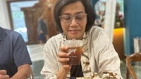 Saat ingin bersantai, dirinya juga tak jarang menyambangi kafe untuk mendapat segelas kopi. Salah satunya saat datang ke kafe Sunyi di Barito yang mempekerjakan para difabel. Foto: Instagram/smindrawati