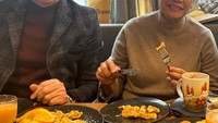 Dikenal sebagai sosok yang seneng kulineran, Sri Mulyani tak hanya semangat untuk makan. Tetapi ia juga berusaha mempelajari suatu budaya melalui makanan khas seperti pancake yang disantapnya. Foto: Instagram/smindrawati