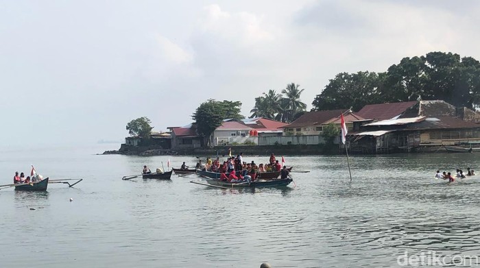 Suara upacara pengibaran Bendera Merah Putih ditengah Muara Batang Arau. (M. Afdal Afrianto/detikSumut)