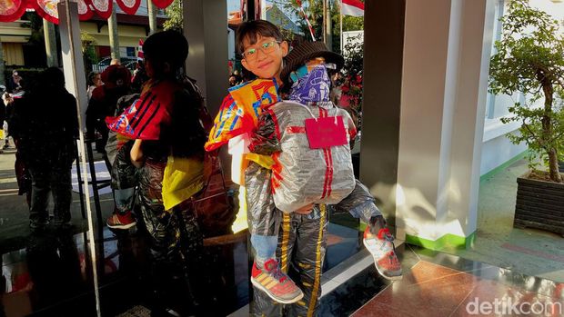 Suasana karnaval anak-anak warga Gumuruh Bandung menggunakan barang bekas.