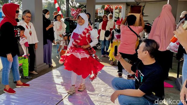 Suasana karnaval anak-anak warga Gumuruh Bandung menggunakan barang bekas.