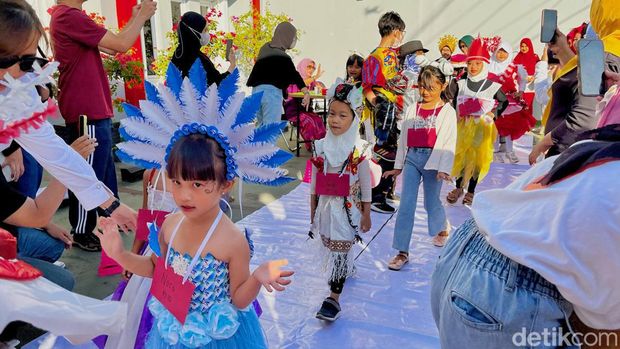 Suasana karnaval anak-anak warga Gumuruh Bandung menggunakan barang bekas.