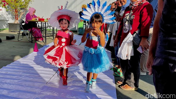 Suasana karnaval anak-anak warga Gumuruh Bandung menggunakan barang bekas.