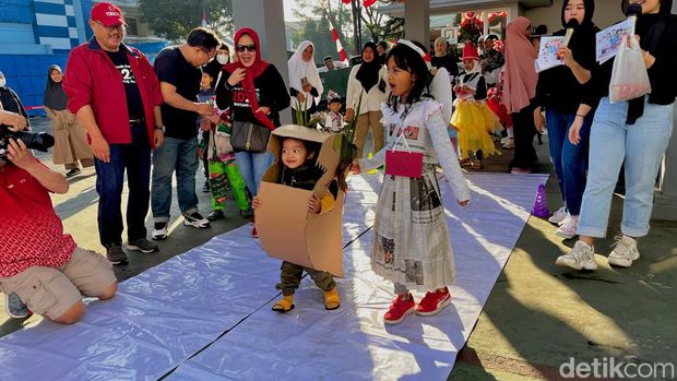 Suasana karnaval anak-anak warga Gumuruh Bandung menggunakan barang bekas.