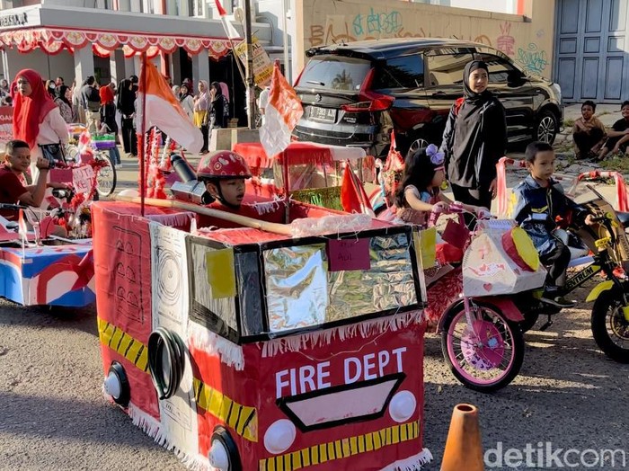 Suasana karnaval anak-anak warga Gumuruh Bandung menggunakan barang bekas.