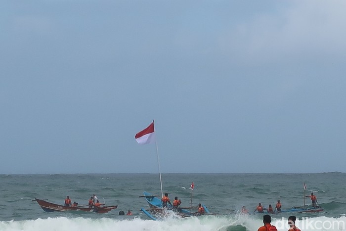Suasana upacara HUT ke-78 RI di tengah laut Pantai Baron, Tanjungsari, Gunungkidul, Kamis (17/8/2023).