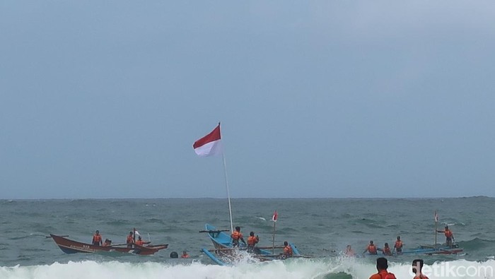 Suasana upacara HUT ke-78 RI di tengah laut Pantai Baron, Tanjungsari, Gunungkidul, Kamis (17/8/2023).
