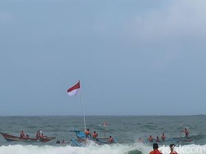 Cara Unik Rayakan HUT RI, Kibarkan Bendera di Tengah Laut