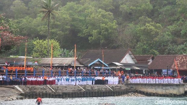Suasana upacara HUT ke-78 RI di tengah laut Pantai Baron, Tanjungsari, Gunungkidul, Kamis (17/8/2023).