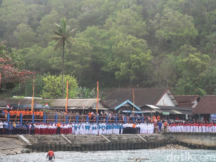 Suasana upacara HUT ke-78 RI di tengah laut Pantai Baron, Tanjungsari, Gunungkidul, Kamis (17/8/2023).