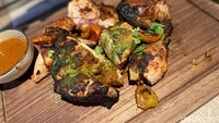 Salah satunya ada menu ayam biromaru khas Palu. Ayamnya dipanggang, kemudian dipadukan dengan saus biromaru. Foto: detikcom/Riska Fitria