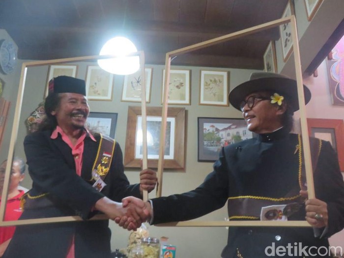 Sujiwo Tejo gandeng pelukis Nasirun calonkan diri jadi capres dan cawapres alternatif, di Studio Nasirun, Ngestiharjo, Kasihan, Bantul, DIY, Kamis (17/8/2023).