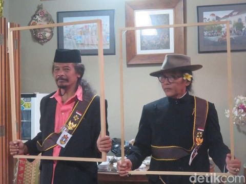 Sujiwo Tejo gandeng pelukis Nasirun calonkan diri jadi capres dan cawapres alternatif, di Studio Nasirun, Ngestiharjo, Kasihan, Bantul, DIY, Kamis (17/8/2023).