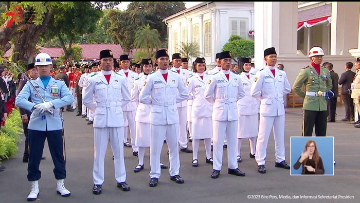 Tim Indonesia Jaya bertugas turunkan bendera Merah Putih (dok.tangkapan layar Youtube Sekretariat Presiden)