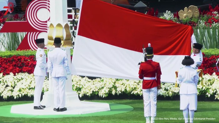 Tim Indonesia Maju kibarkan bendera Merah Putih di HUT Ke-78 RI (dok. tangkapan layar Youtube Sekretariat Presiden)