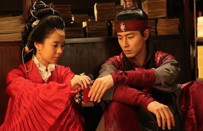 Penampilan Jo In Sung pada 2008 dalam film A Frozen Flower terbilang legendaris. Sang aktor tampil beradegan panas dengan Song Ji Hyo.    Foto: Instagram