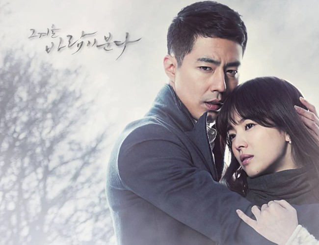 Setelah menyelesaikan wajib militer, Jo In Sung membintangi That Winter the Wind Blows pada 2013. Dia tampil sebagai cowok playboy yang berpura-pura jadi kakak Song Hye Kyo yang lama hilang.Foto: Instagram