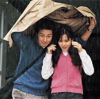 Bikin gemas. Jo In Sung dipasangkan dengan Son Ye Jin dalam film The Classic pada 2003. Inilah momen keduanya saling jatuh cinta di kampus. Foto: Instagram