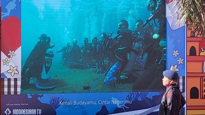 Nggak hanya di darat, pengibaran Bendera Merah Putih dalam rangka HUT ke-78 RI juga dikibarkan dari bawah laut, Tulamben Bali. Begini potretnya.