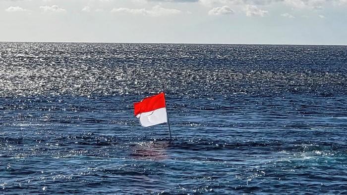 Unik! Bendera Merah Putih juga Berkibar dari Bawah Laut Nggak hanya di darat, pengibaran Bendera Merah Putih dalam rangka HUT ke-78 RI juga dikibarkan dari bawah laut, Tulamben Bali. Begini potretnya.