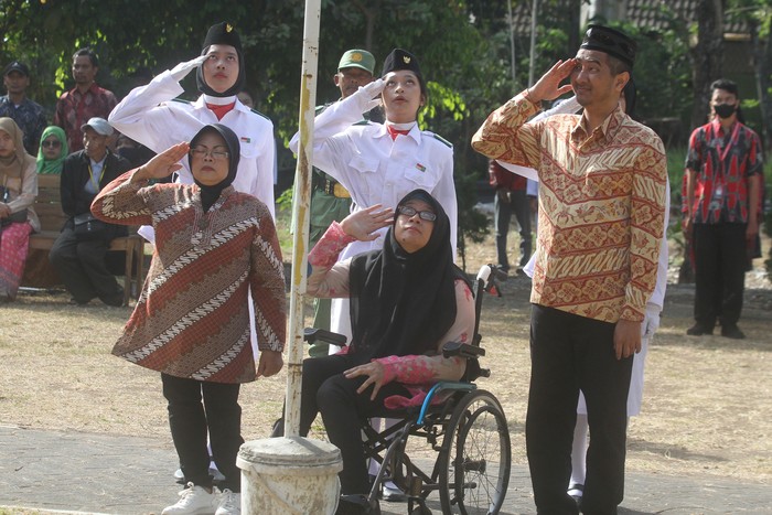 Penyandang tunanetra dan tunadaksa memberi hormat kepada Bendera Merah Putih saat upacara bendera di lapangan Kelurahan Tunggul Wulung, Malang, Jawa Timur, Kamis (17/8/2023). Upacara bendera dalam rangka memperingati HUT ke-78 Kemerdekaan RI tersebut diikuti puluhan warga disabilitas, Babinsa, Linmas dan warga sekitar. ANTARA FOTO/Ari Bowo Sucipto/tom.