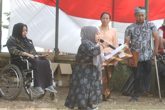Penyandang tunanetra dan tunadaksa memberi hormat kepada Bendera Merah Putih saat upacara bendera di lapangan Kelurahan Tunggul Wulung, Malang, Jawa Timur, Kamis (17/8/2023). Upacara bendera dalam rangka memperingati HUT ke-78 Kemerdekaan RI tersebut diikuti puluhan warga disabilitas, Babinsa, Linmas dan warga sekitar. ANTARA FOTO/Ari Bowo Sucipto/tom.