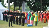 Tampak para jajaran Kemendikbud mengenakan busana adat tradisional seperti baju adat Betawi dan Minangkabau. Foto: (Dok Kemendikbud)