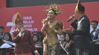 Lagi Profil Pelajar Pancasila ini diciptakan guru musik Al Azhar Medan, Tri Adinata yang viral mengajarkan musik dengan cara yang asik. Lagu ini diaransemen oleh Alffy Rev dan dinyanyikan Novia Bachmid yang sebelumnya viral dengan karya video musik Wonderland Indonesia. Foto: (Dok Kemendikbud)