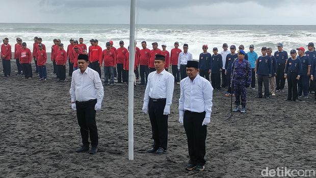 Upacara HUT RI di Pantai Glagah, Kulon Progo, Kamis (17/8/2023).