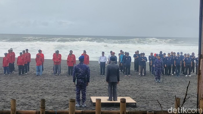 Upacara HUT RI di Pantai Glagah, Kulon Progo, Kamis (17/8/2023).