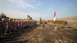 Potret Pengibaran Bendera Merah Putih di Atas Tumpukan Sampah